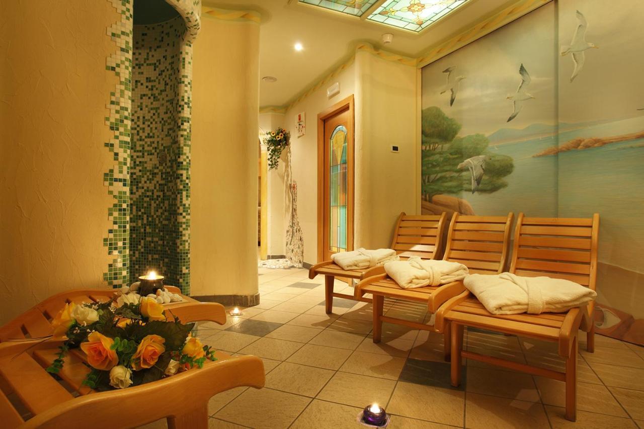 Hotel Villa Emma 마돈나 디 캄필리오 외부 사진