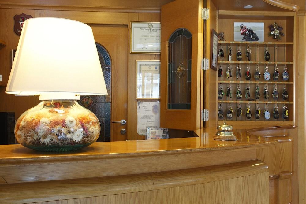 Hotel Villa Emma 마돈나 디 캄필리오 외부 사진