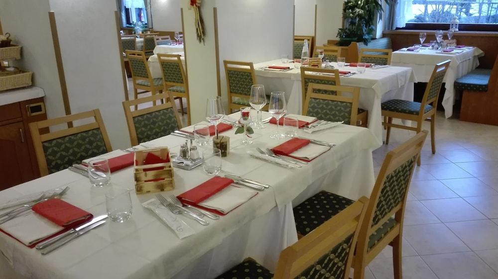 Hotel Villa Emma 마돈나 디 캄필리오 외부 사진