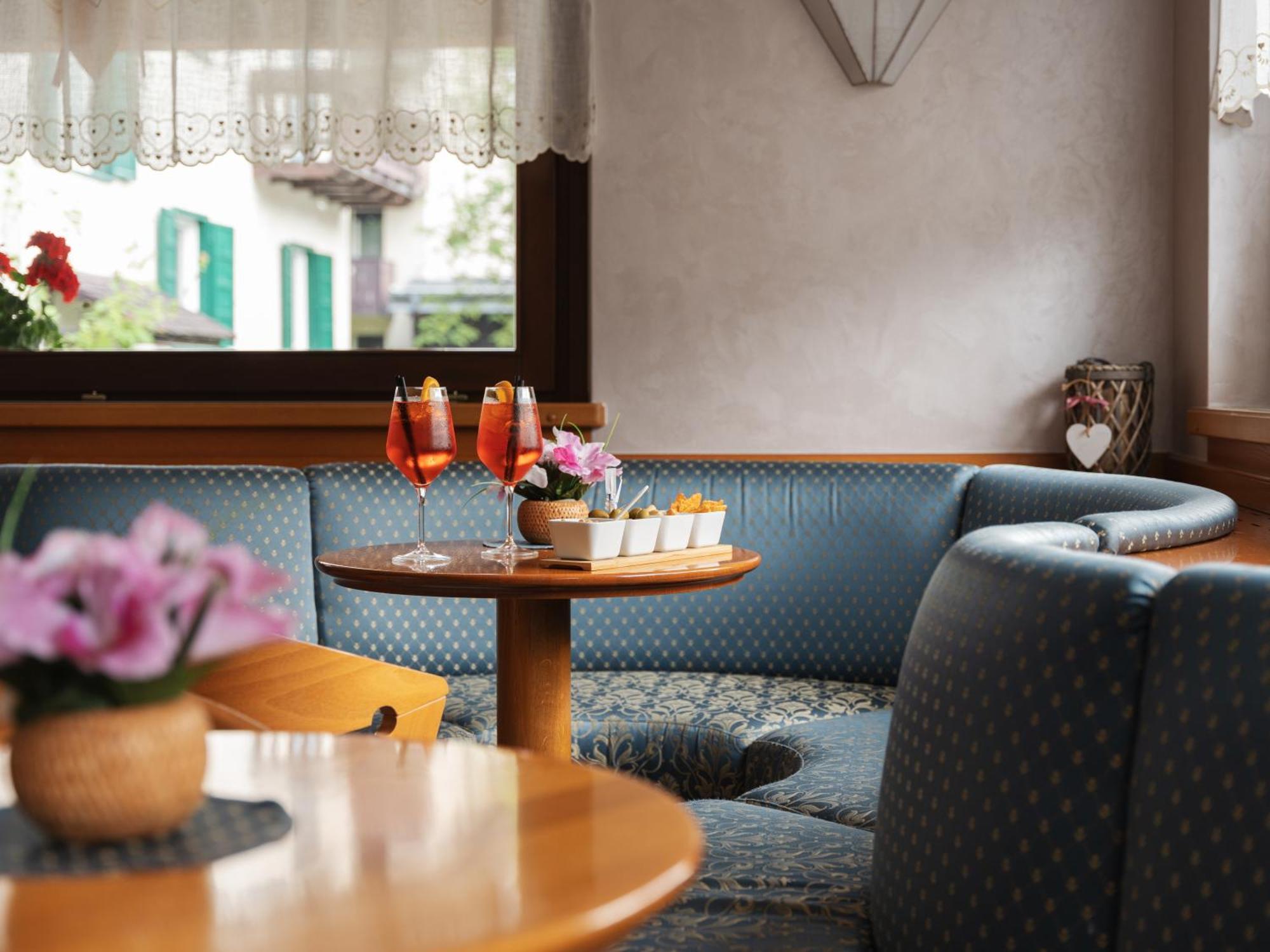 Hotel Villa Emma 마돈나 디 캄필리오 외부 사진