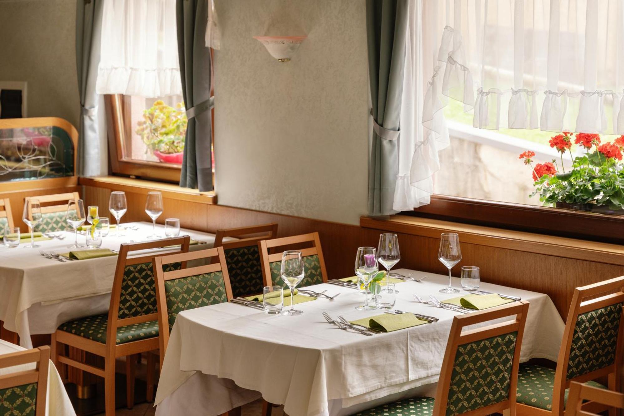 Hotel Villa Emma 마돈나 디 캄필리오 외부 사진