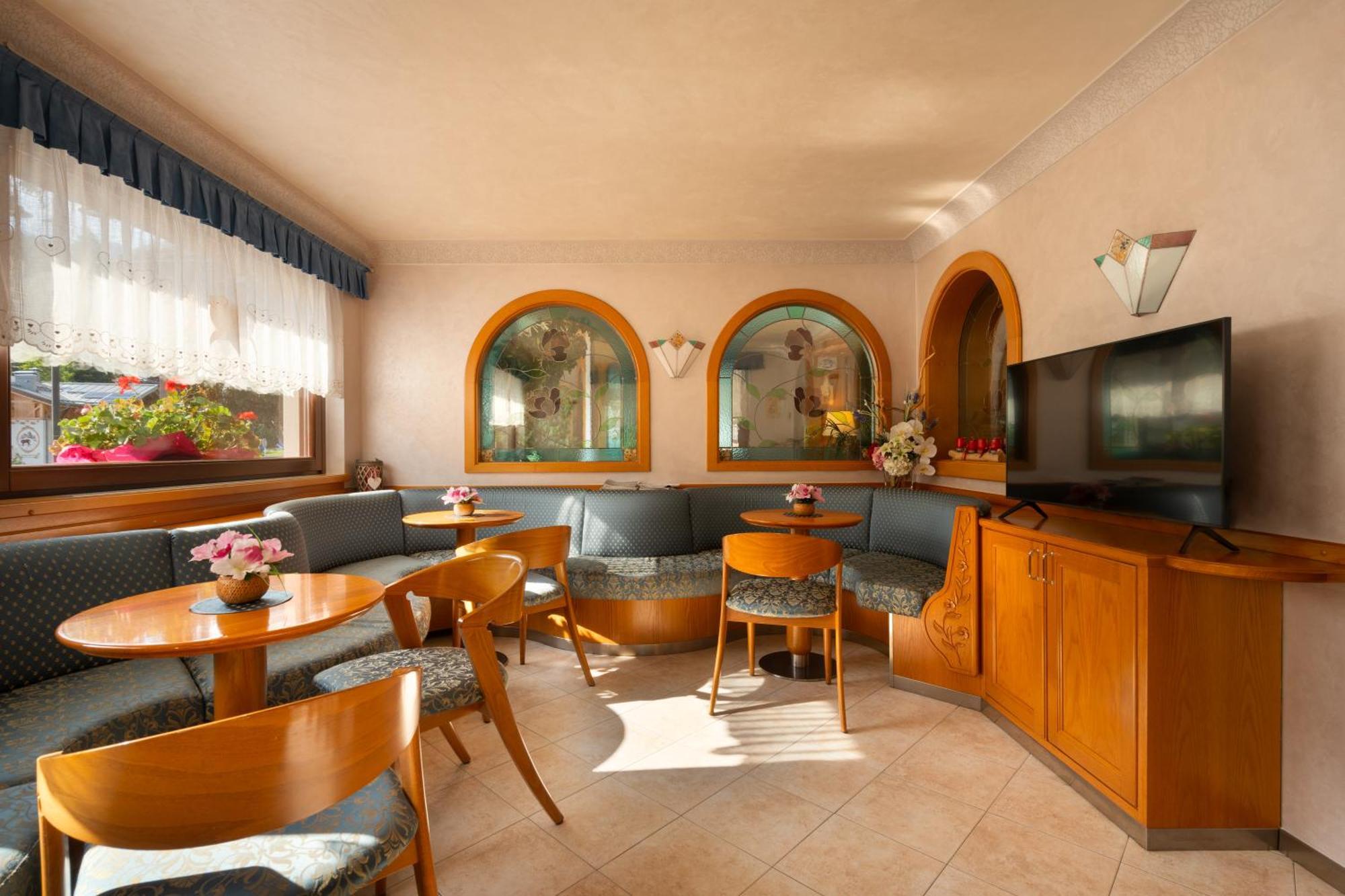 Hotel Villa Emma 마돈나 디 캄필리오 외부 사진