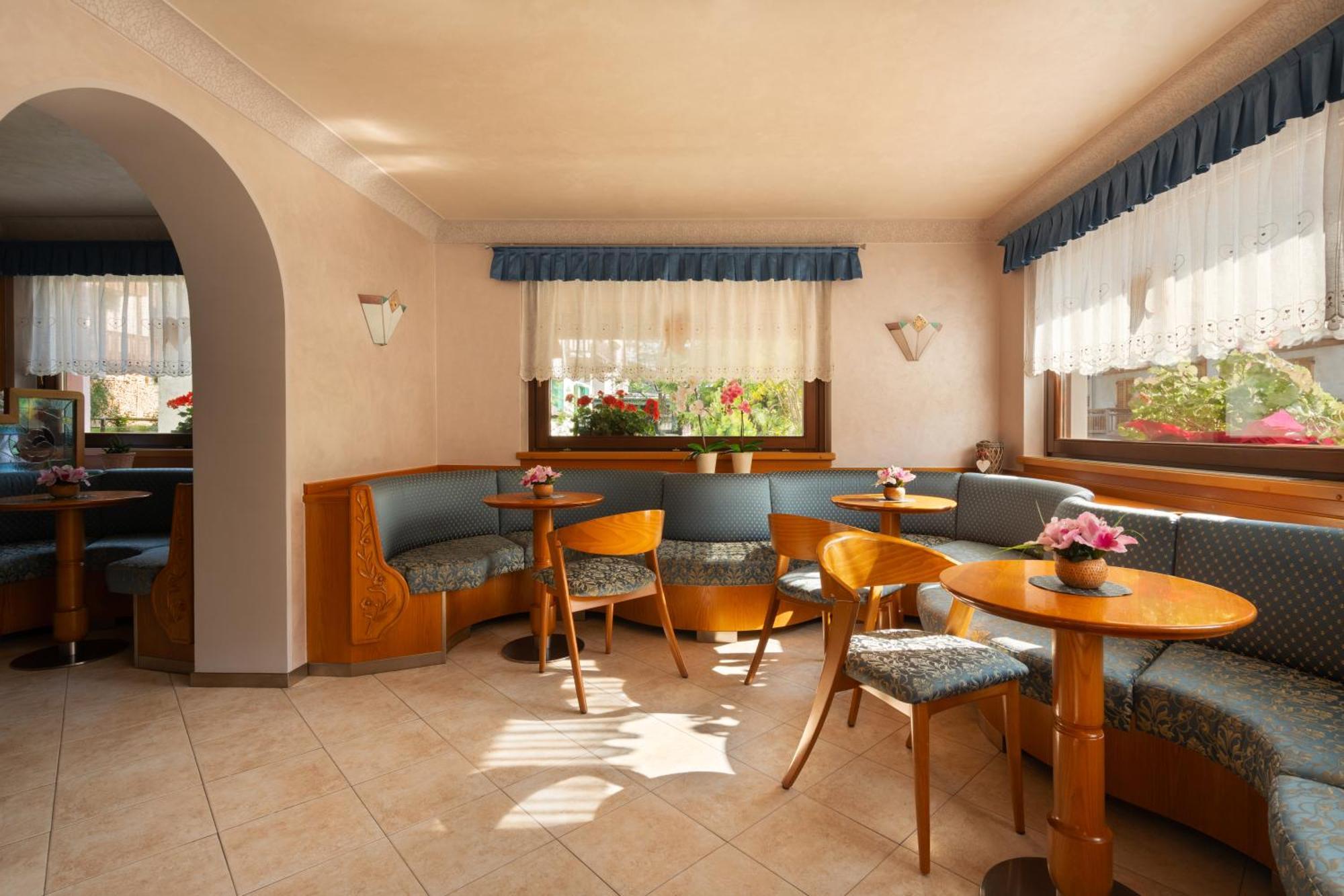 Hotel Villa Emma 마돈나 디 캄필리오 외부 사진
