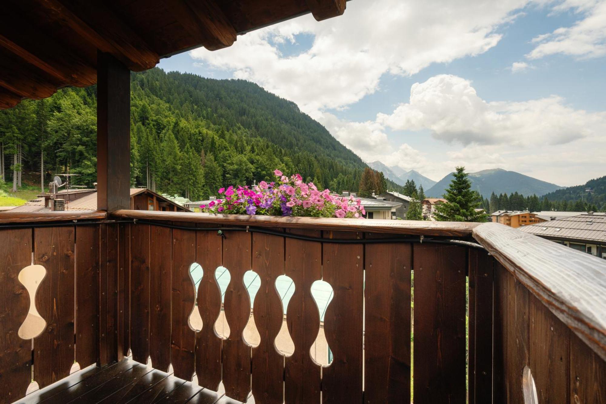 Hotel Villa Emma 마돈나 디 캄필리오 외부 사진