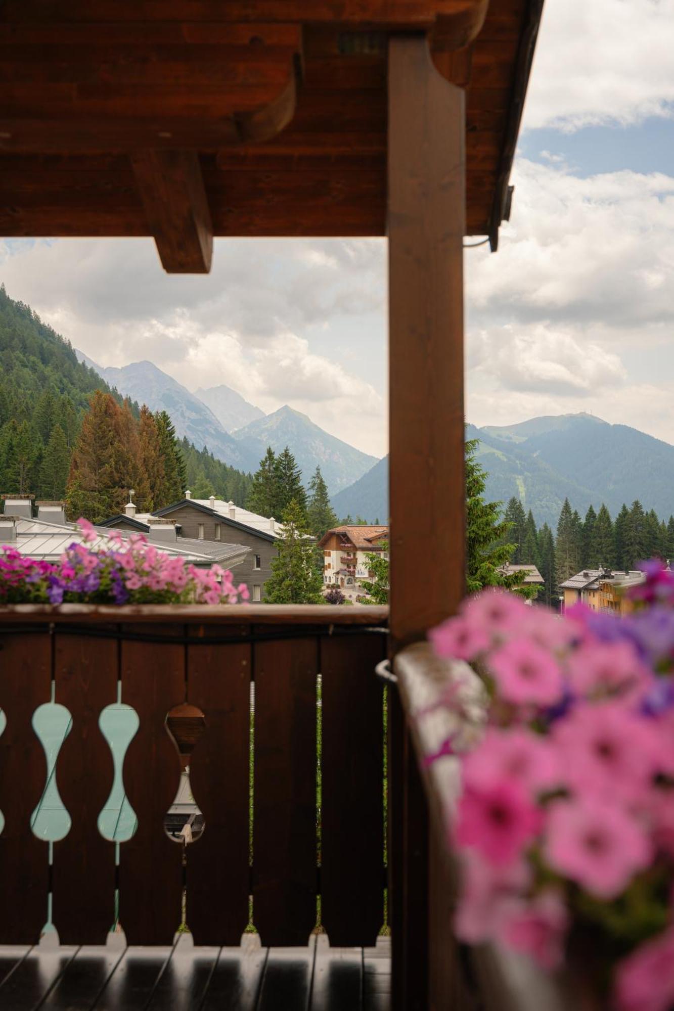 Hotel Villa Emma 마돈나 디 캄필리오 외부 사진