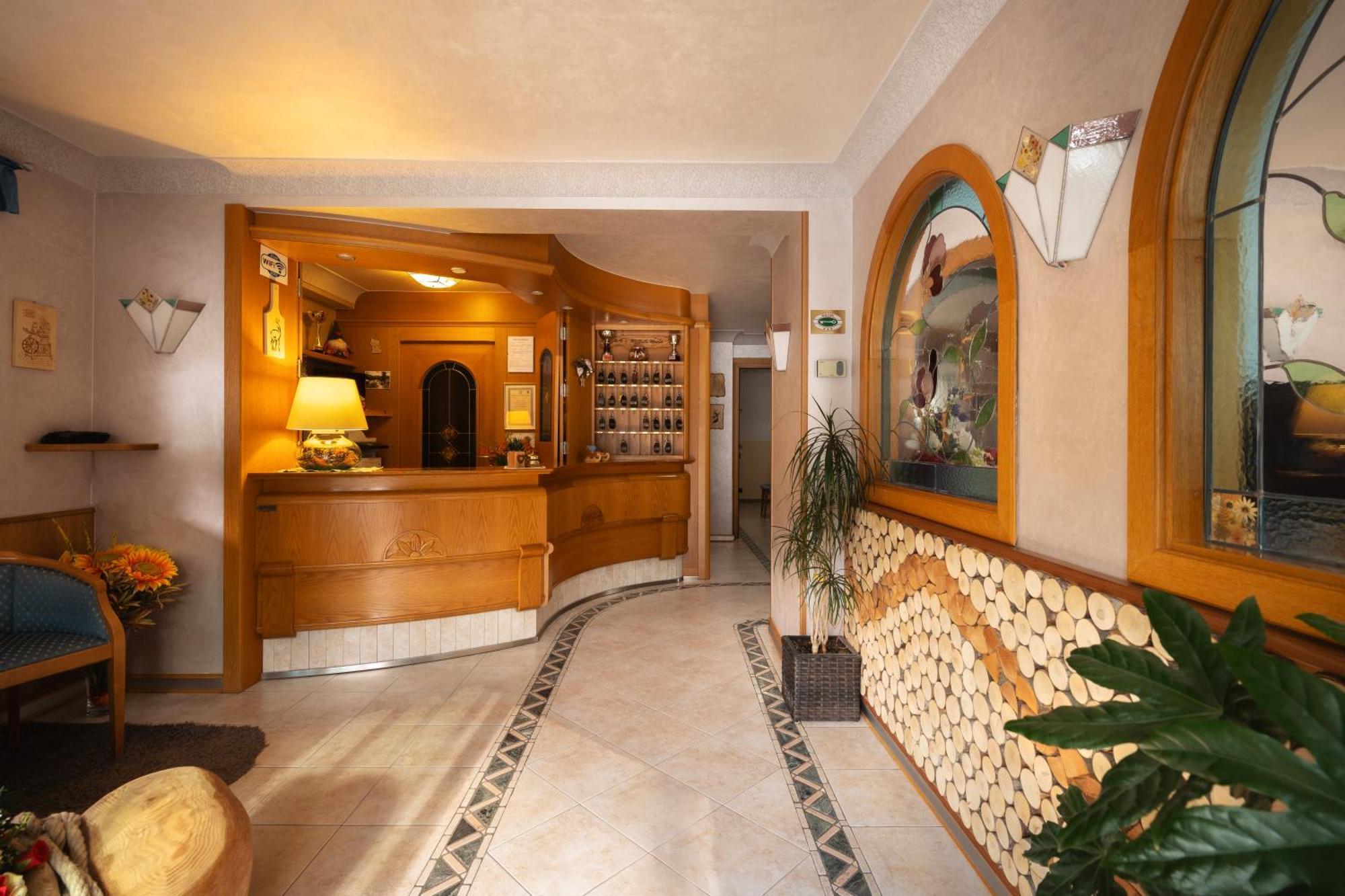Hotel Villa Emma 마돈나 디 캄필리오 외부 사진