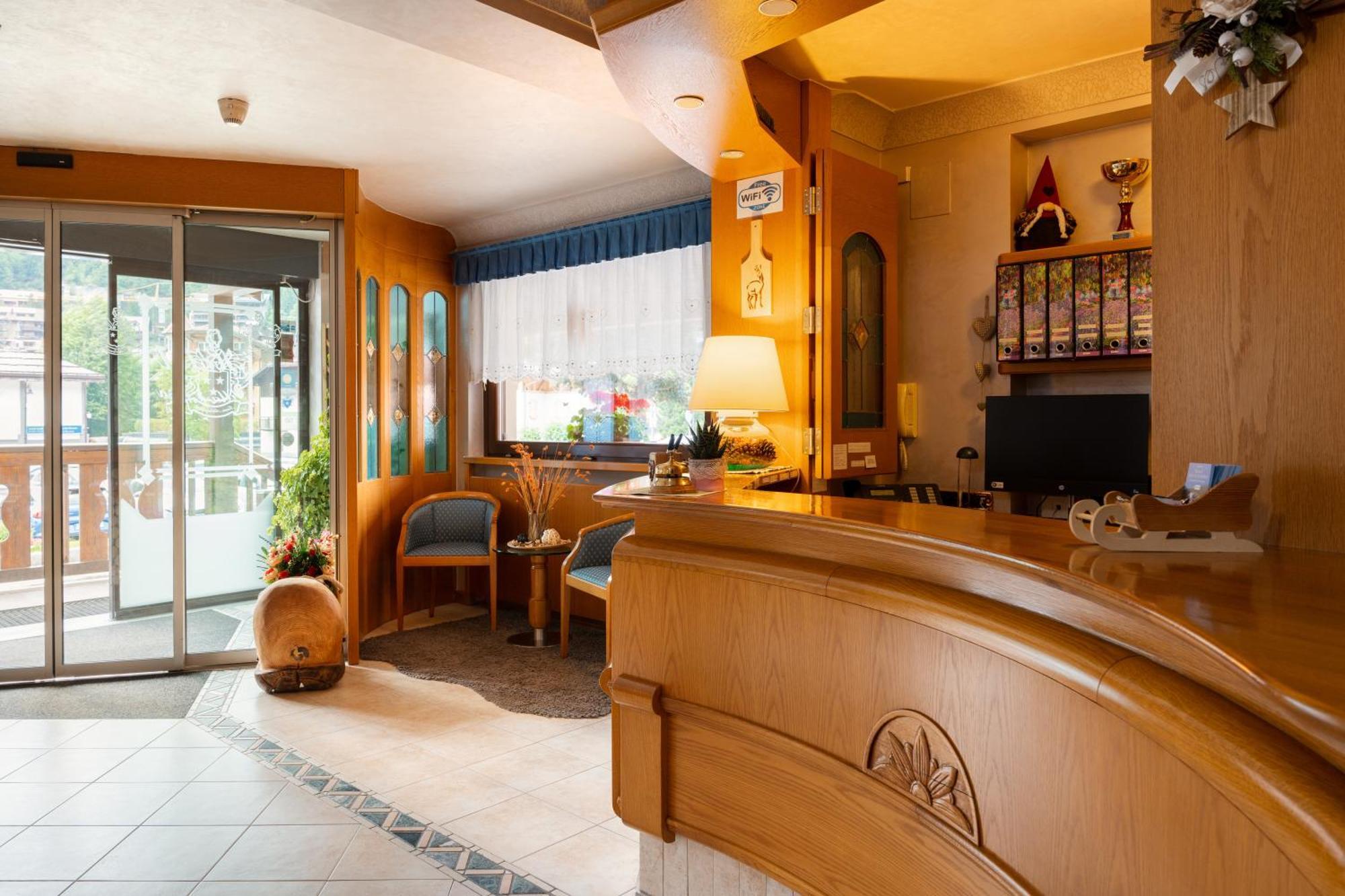 Hotel Villa Emma 마돈나 디 캄필리오 외부 사진