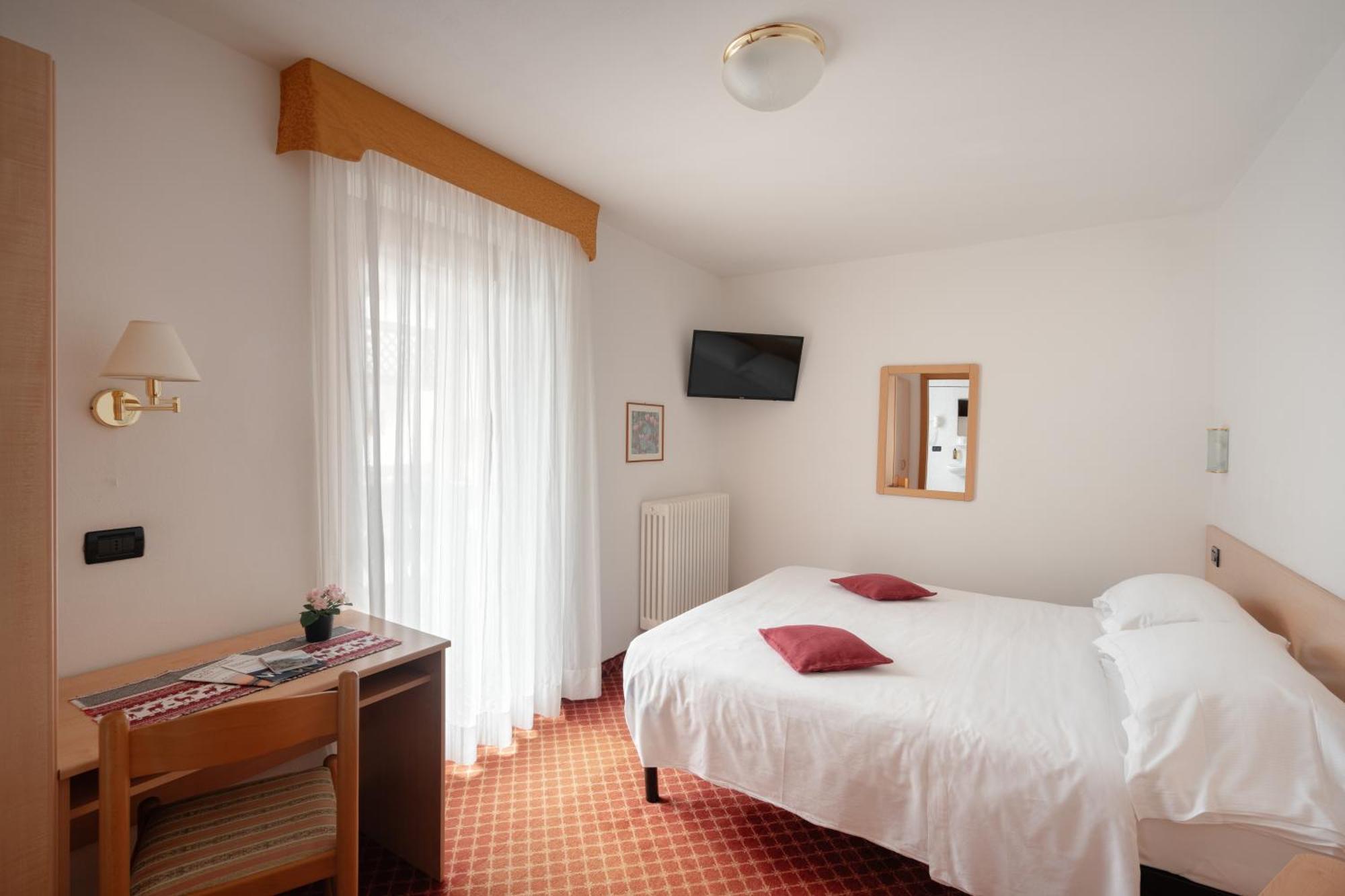 Hotel Villa Emma 마돈나 디 캄필리오 외부 사진