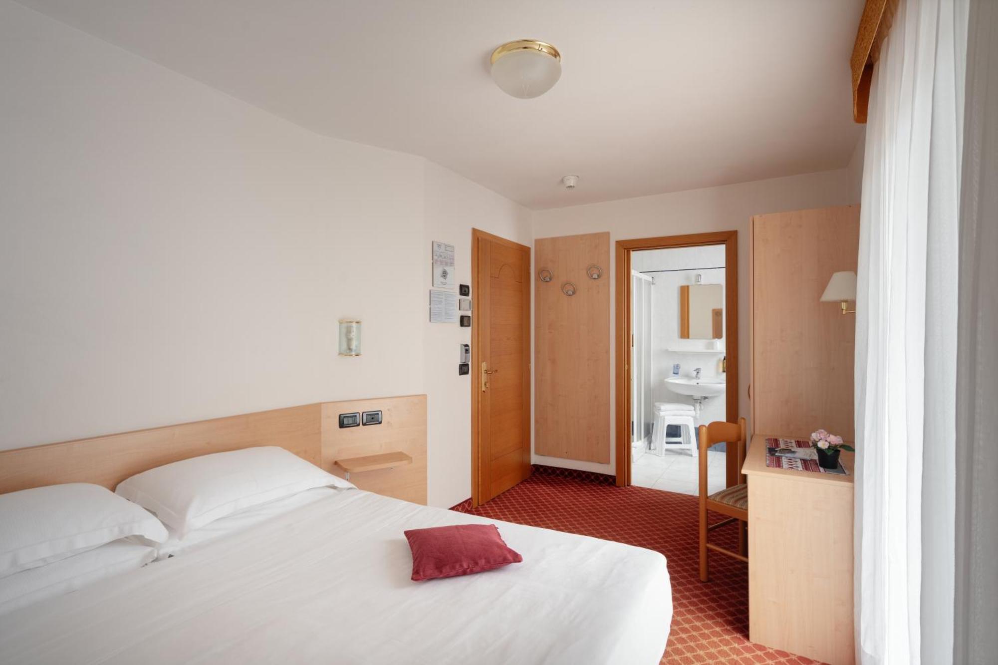 Hotel Villa Emma 마돈나 디 캄필리오 외부 사진