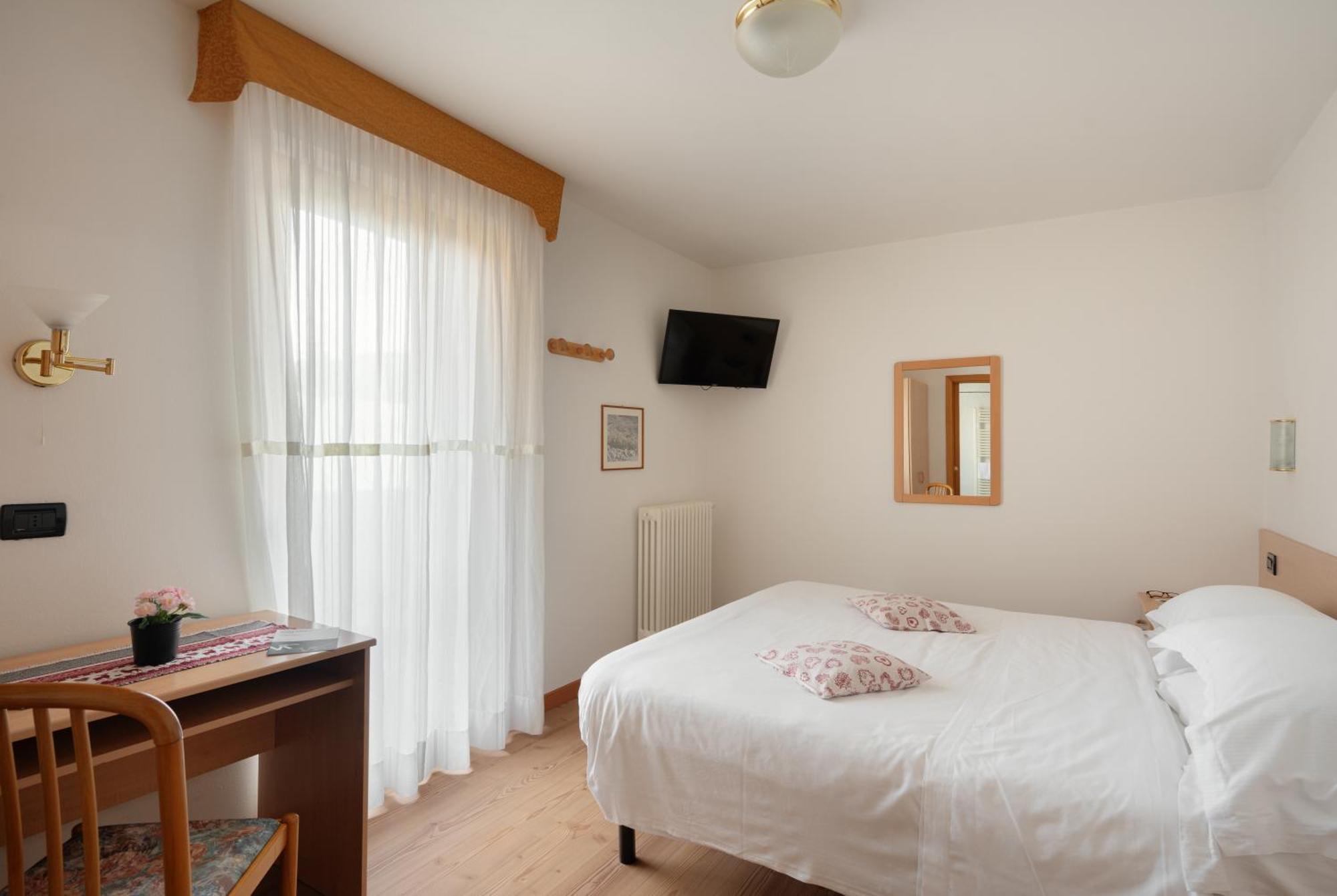 Hotel Villa Emma 마돈나 디 캄필리오 외부 사진