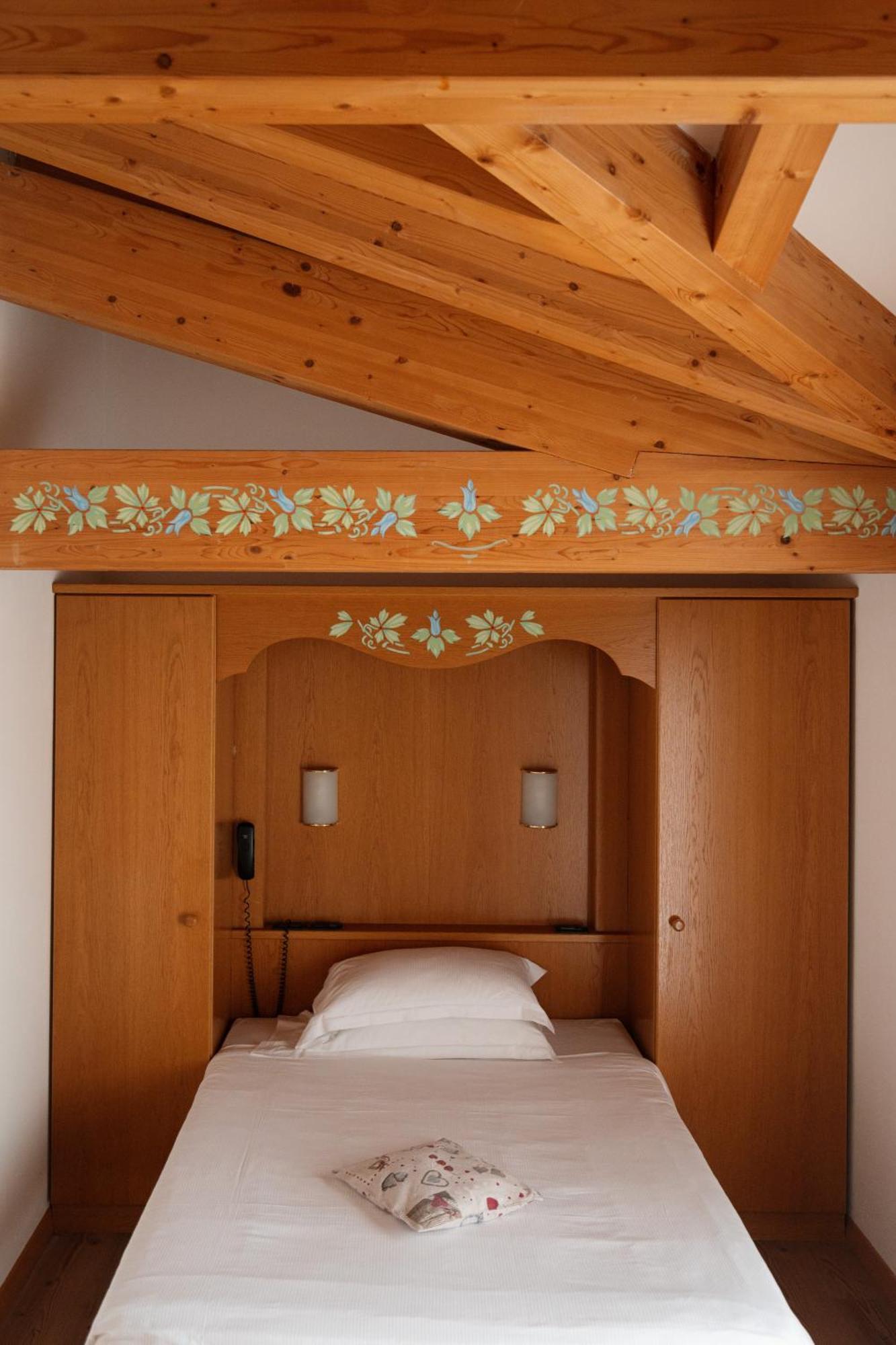 Hotel Villa Emma 마돈나 디 캄필리오 외부 사진